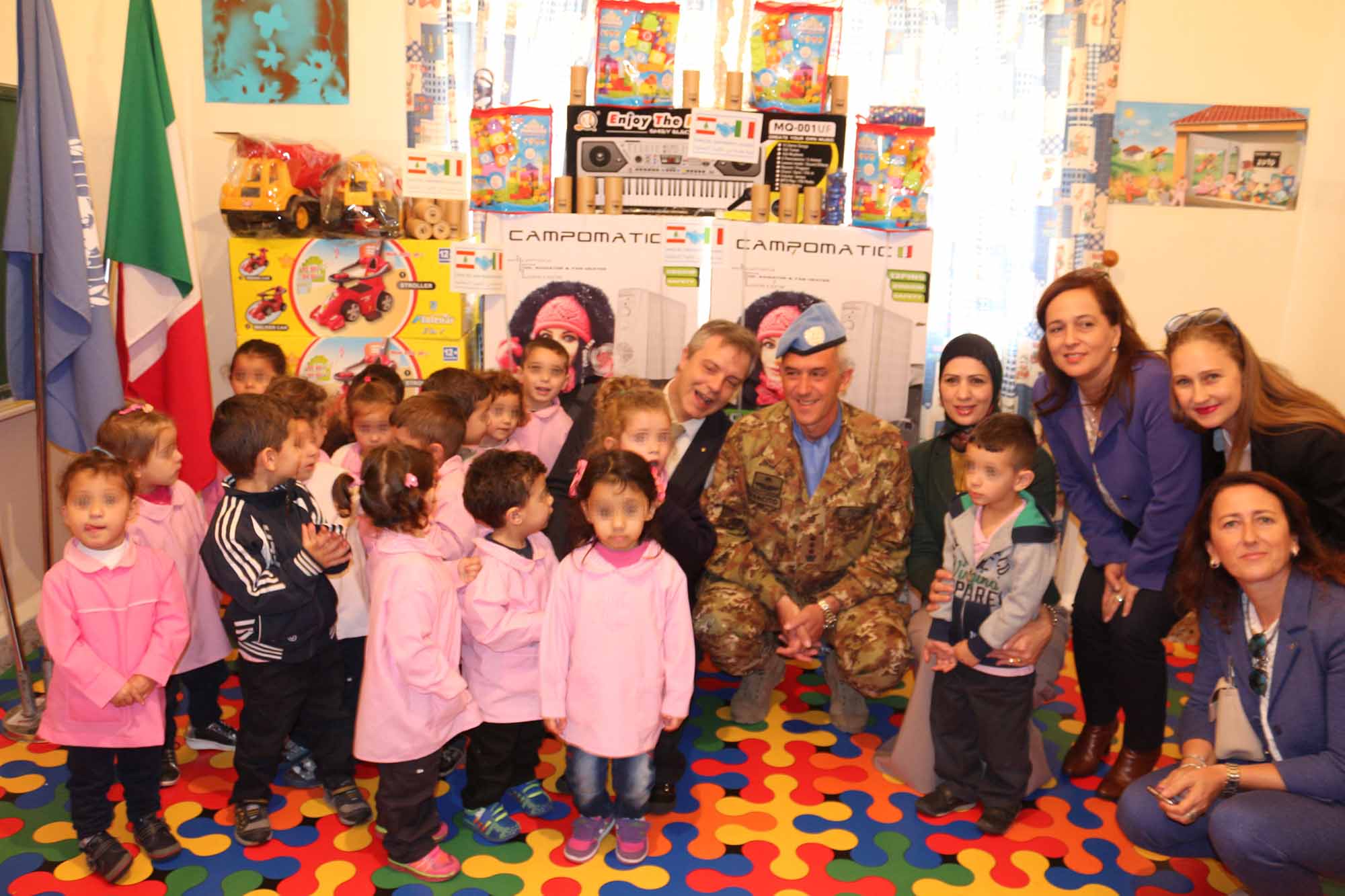 I CASCHI BLU ITALIANI DONANO MATERIALE AD UNA SCUOLA PER L’INFANZIA NEL LIBANO DEL SUD